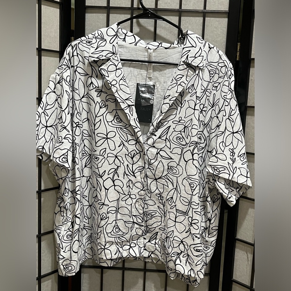 Fabletics White BOX Top with Black Floral Line Print SIZE XXL/1X